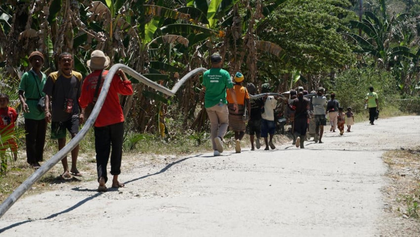 Gotong Royong Warga Nifukani Alirkan Air dari Rumah ke Rumah untuk 1000 Penerima Manfaat