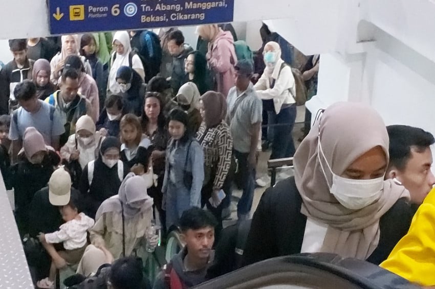 Puncak Arus Balik Lebaran, Pemudik Terus Berdatangan di Stasiun Pasar Senen Malam Ini
