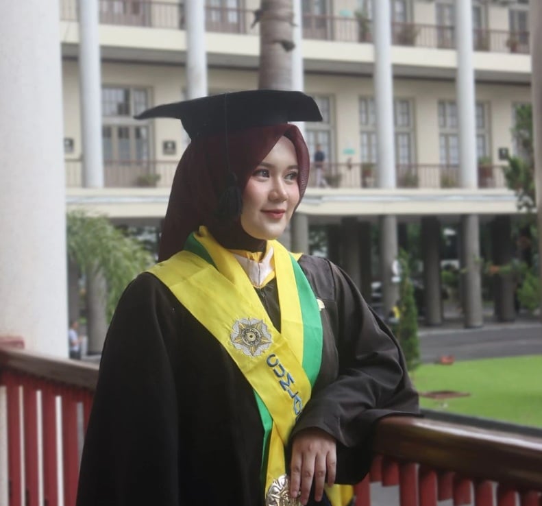 Cerita Istiqomah Katin, Lulus Dokter Spesialis Termuda UGM Usia 28 Tahun