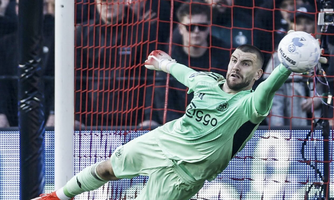 Gawat! Meski Gemilang di Ajax, Posisi Maarten Paes Terancam Digusur Kiper Barcelona