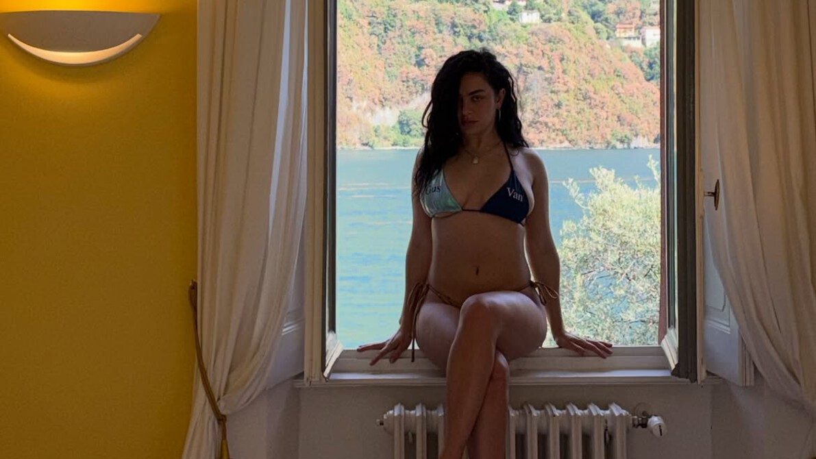Charli XCX Tampil Seksi Berbikini Hitam, Asyik Umbar Kemesraan Bareng Suami di Danau Como