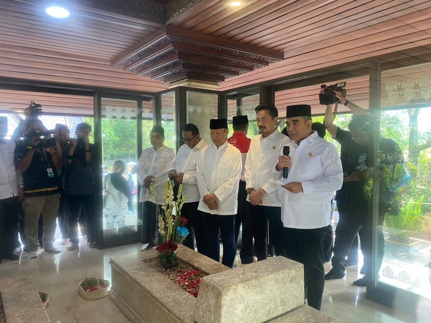 Jelang HUT ke-81 RI, Pimpinan MPR Ziarah ke Makam Bung Hatta di Tanah Kusir