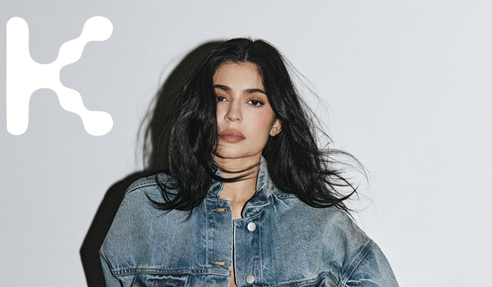 Kylie Jenner Tampil Seksi dengan Activewear Pink, Promosikan Koleksi Terbaru Alo Yoga